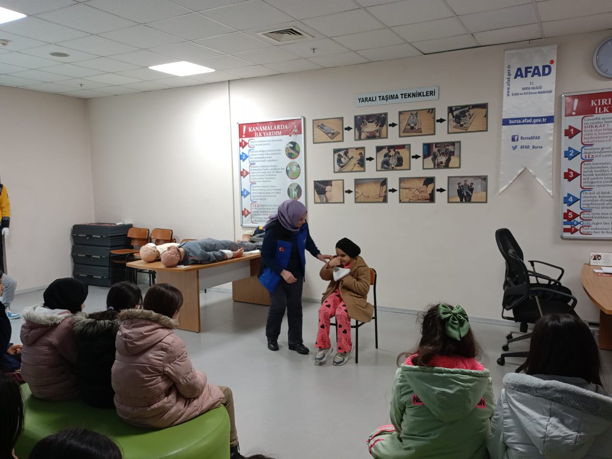 bursaafad's tweet photo. İl Afet ve Acil Durum Müdürlüğümüz eğitmenlerince, çocuklarımızda da farkındalığın oluşturulması olası bir afette neler yapılması gerektiğinin ön bilgisini almaları ve bunun simülasyonda uygulamasını görmeleri için bugün 14 şube ve 415 öğrencinin eğitimlere katılımları sağlandı. https://t.co/XZRG7Ajams