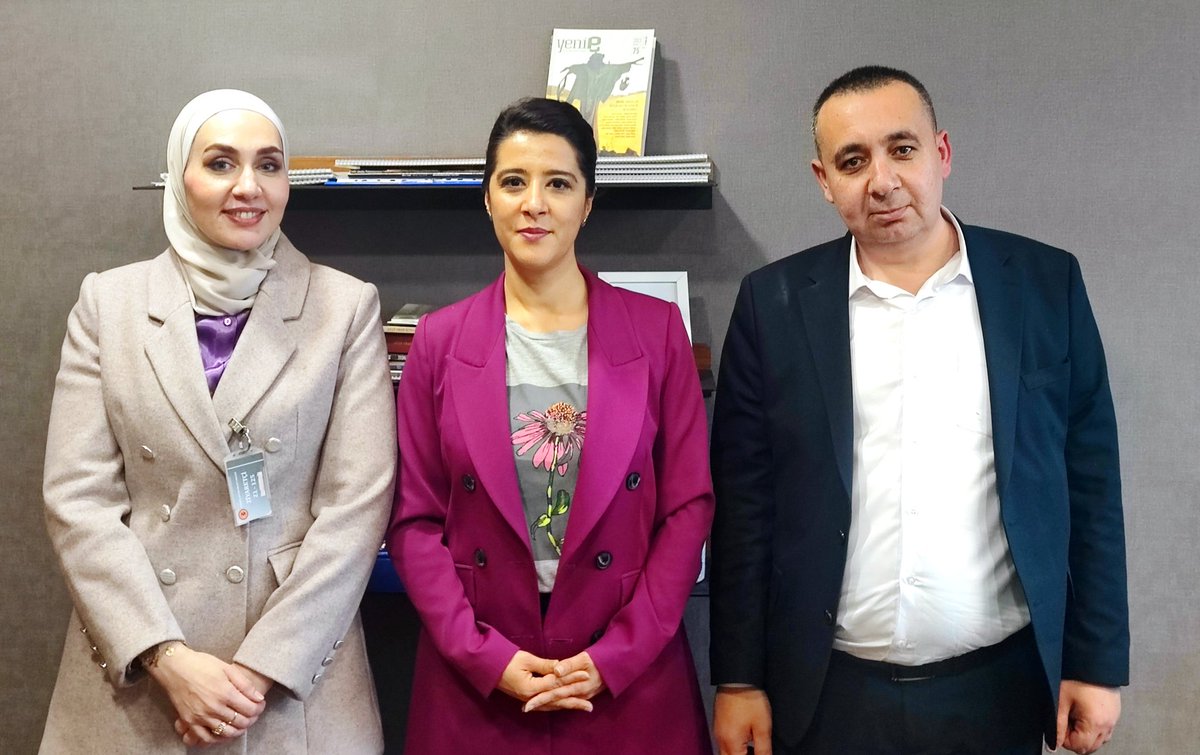 sevdakaraca's tweet photo. Sığınmacı Hakları Platformu'ndan değerli arkadaşlarımız Taha Elgazi ve  Asmaa Almallah'la mecliste buluştuk.

Geçtiğimiz günlerde Antep'te bir mülteci çocuğa uygulanan şiddet ve istismar vakasını birlikte takip edeceğiz, çocuğun ve ailesinin yanındayız.

6 Şubat depremi sonrasında bölgedeki ağır koşullarda çifte zorluklar yaşayan depremzede mültecilerin sorunlarını da birlikte meclise taşıyacağız.

İktidar politikaları ve burjuva muhalefetin ırkçı söylemlerinin bir sonucu olarak yükselen göçmen ve mülteci düşmanlığına karşı gücümüz birliğimiz!