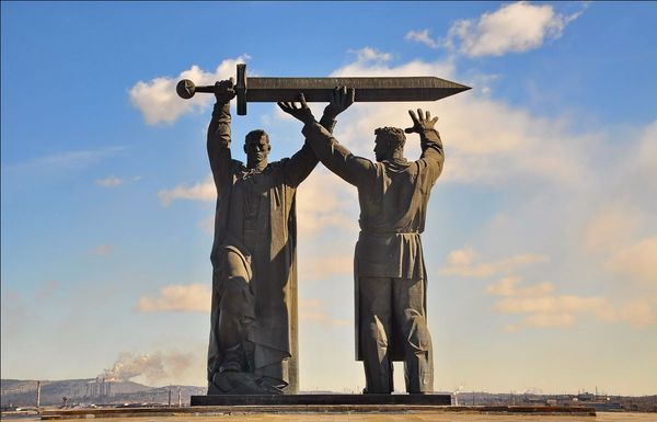 AnnitaHonesta's tweet photo. "La espada de la victoria"
Las tres estatuas que recuerdan la victoria de la Unión Soviética sobre la Alemania nazi. Juntas, cuentan una historia. https://t.co/chffGxGTaO
