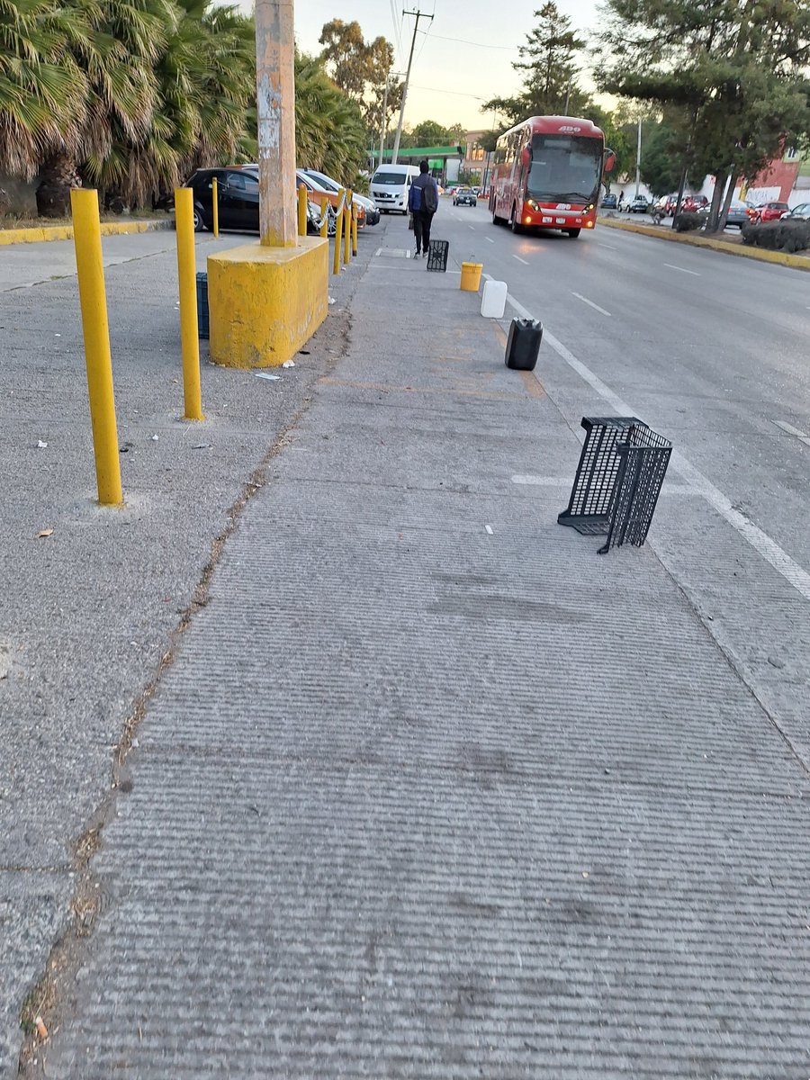 F4RY6P's tweet photo. Ya de plano los franeleros en toda la zona de la margarita se adueñaron de las calles uno hasta me dijo que la calle es suya! @Hechizero_38, @PueblaAyto a ver si ya pones orden en todos lados es lo mismo, la vía pública es de todos. https://t.co/bChWkwftur