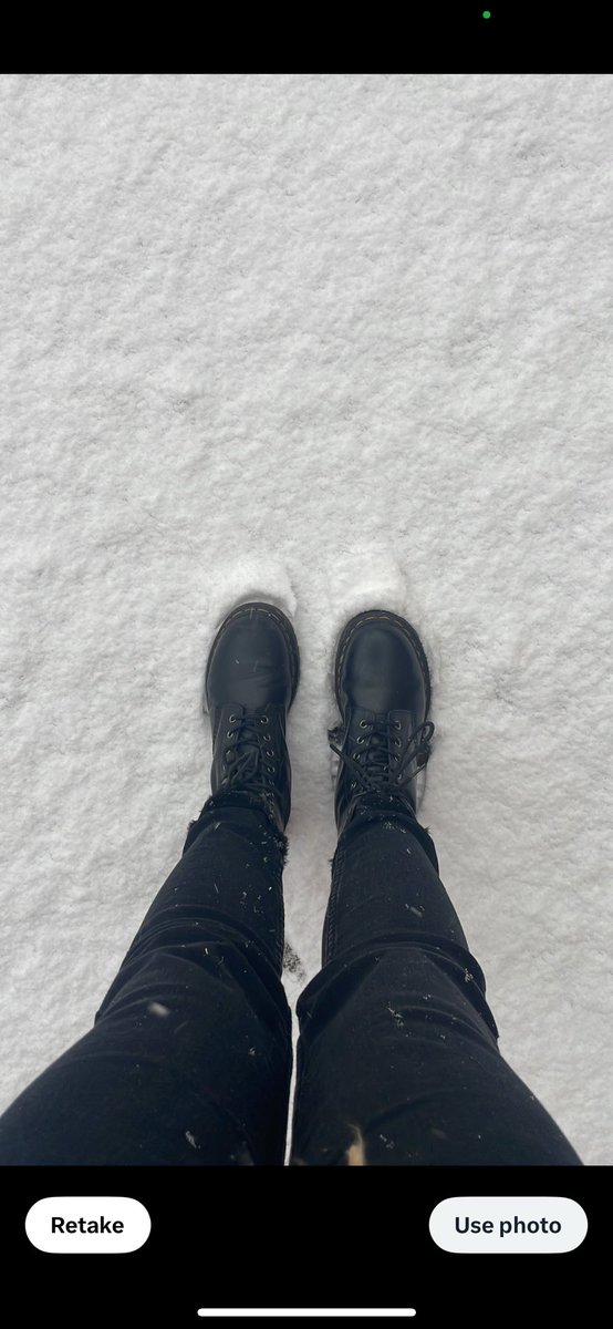 ❄️The snow called for swapping my usual loafers for something a little more practical for my visits today 🥾☃️