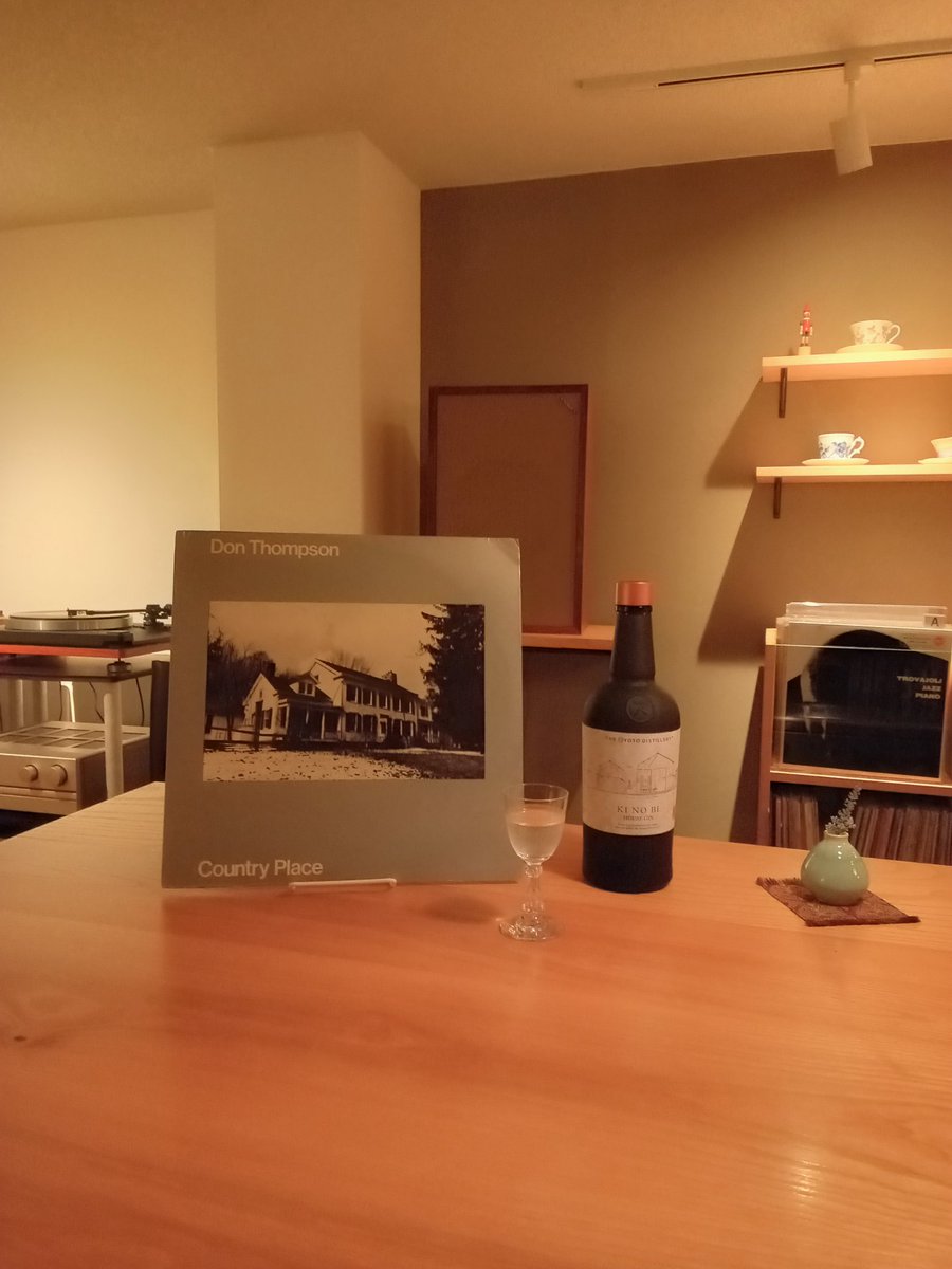 jazzcafe_chetty's tweet photo. 今宵のラストはこちらの Don Thompson
レコードジャケットの デザインの素敵さ ! で盛り上がった店内。
音楽の話から デザインやイラストレーターの話題に。
皆様 ホントに話題が豊富で
終わりたくない 躍動感に溢れた
素敵な夜でした。
今週もありがとうございました。
#donthompson
#kinobi https://t.co/TXFfSpZNrr