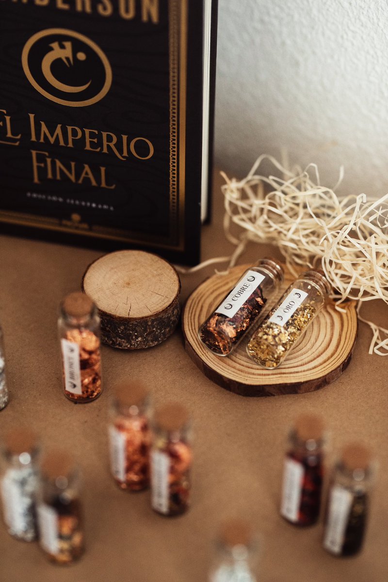 Hilo de los productos que hago por encargo del Cosmere (Mistborn y El Archivo de las Tormentas). Iré añadiendo más si hago nuevos.

Comienzo con los frasquitos alománticos de Nacidos de la Bruma, en pack de 19 o unidades sueltas.