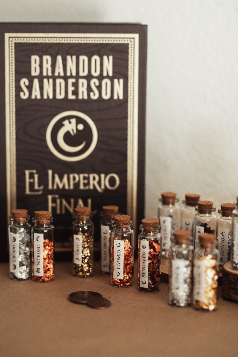 srtarom's tweet photo. Hilo de los productos que hago por encargo del Cosmere (Mistborn y El Archivo de las Tormentas). Iré añadiendo más si hago nuevos.

Comienzo con los frasquitos alománticos de Nacidos de la Bruma, en pack de 19 o unidades sueltas. https://t.co/1H59yctq6N