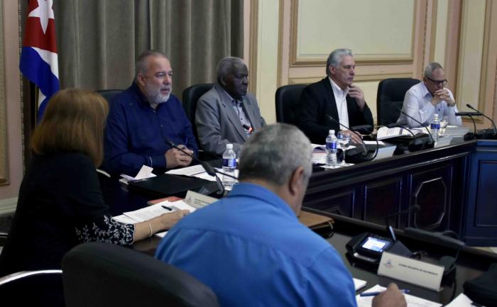 Analizó Consejo de Estado el cronograma de implementación de las proyecciones de Gobierno para corregir distorsiones y reimpulsar la economía. La aplicación de las medidas aprobadas será gradualmente, con una especial atención a las personas en situación de vulnerabilidad #Cuba