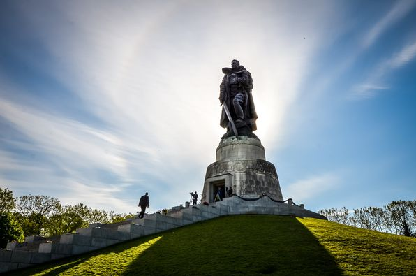 AnnitaHonesta's tweet photo. "La espada de la victoria"
Las tres estatuas que recuerdan la victoria de la Unión Soviética sobre la Alemania nazi. Juntas, cuentan una historia. https://t.co/chffGxGTaO