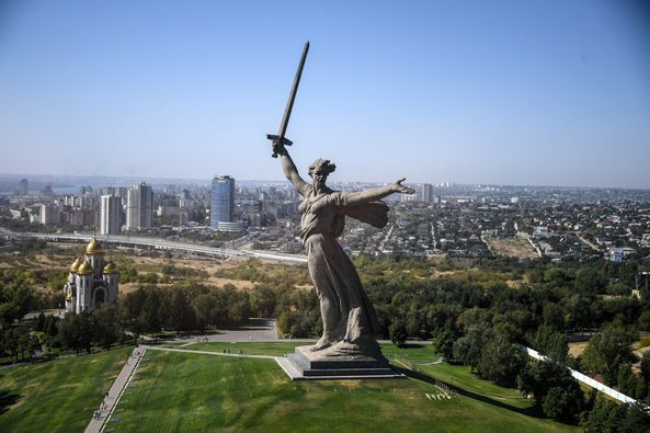 AnnitaHonesta's tweet photo. "La espada de la victoria"
Las tres estatuas que recuerdan la victoria de la Unión Soviética sobre la Alemania nazi. Juntas, cuentan una historia. https://t.co/chffGxGTaO