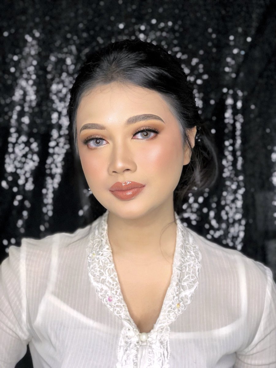 koortier's tweet photo. @undipmenfess hi kak boleh cek ig aku makeupby.atirah yaa, ini beberapa hasil portofolio aku😊 https://t.co/D7zfRLAVOb