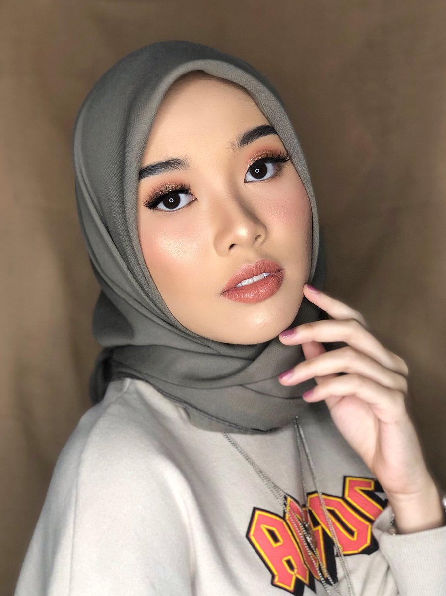 koortier's tweet photo. @undipmenfess hi kak boleh cek ig aku makeupby.atirah yaa, ini beberapa hasil portofolio aku😊 https://t.co/D7zfRLAVOb