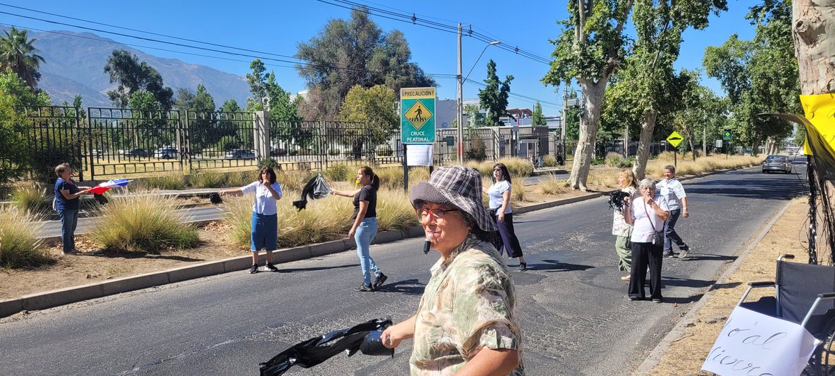 vicentemoragad's tweet photo. [AHORA] Protesta en el hogar de ancianos de La Reina perteneciente a @CONAPRAN por baja de presupuesto por parte del gobierno y eventual cierre. Un verdadero atentado a nuestras personas mayores. @canal13 @tvnnoticias @meganoticiascl @CHVNoticias https://t.co/3kfE2GHy9v