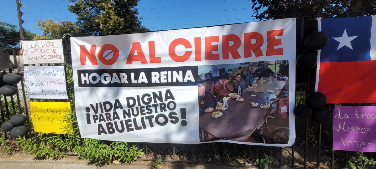 vicentemoragad's tweet photo. [AHORA] Protesta en el hogar de ancianos de La Reina perteneciente a @CONAPRAN por baja de presupuesto por parte del gobierno y eventual cierre. Un verdadero atentado a nuestras personas mayores. @canal13 @tvnnoticias @meganoticiascl @CHVNoticias https://t.co/3kfE2GHy9v
