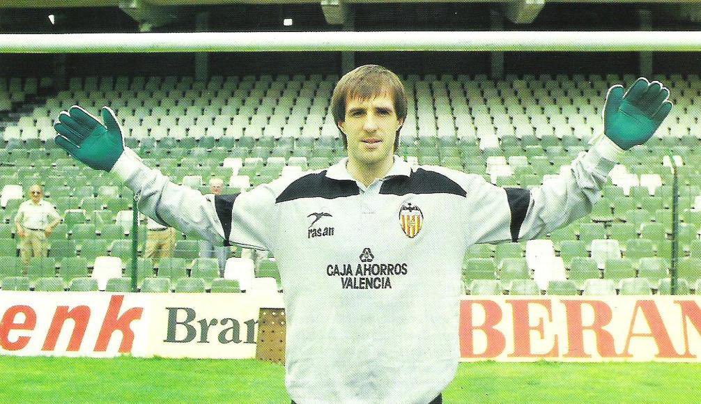 voltasport's tweet photo. 🇪🇸 José Manuel 𝗢𝗖𝗛𝗢𝗧𝗢𝗥𝗘𝗡𝗔 Santacruz
📍 Hernani, Gipuzkoa 16/1/1961
🏟️ Guardameta 🌍 @SEFutbol (1)
👕 #CastillaCF @realmadrid @valenciacf @CDTOficial #CDLogroñés @realracingclub 
Formado en la cantera madridista, logró el Trofeo Zamora 1989/90 con el Valencia CF. #ESP https://t.co/WCD8HSxeEs
