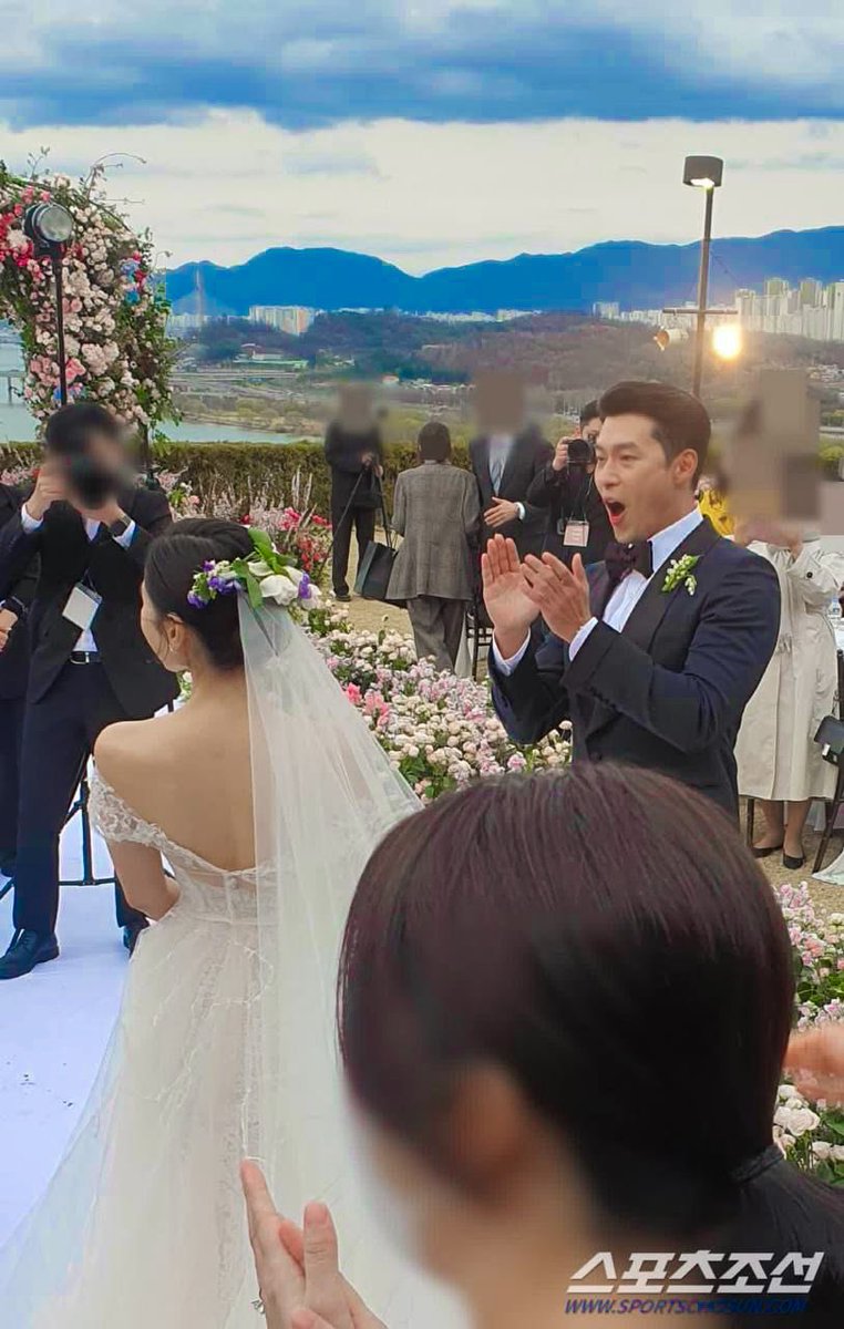 binjin24horas's tweet photo. Já se passaram quase dois anos de um dos melhores dias das nossas vidas, não sabemos como descrever esse momento, é impossível em palavras, mas foi realmente um conto de fadas! 👰🏻‍♀️🤵🏻‍♂️💓✨

#BinJin #sonYejin #HyunBin https://t.co/vdh99pW1eg