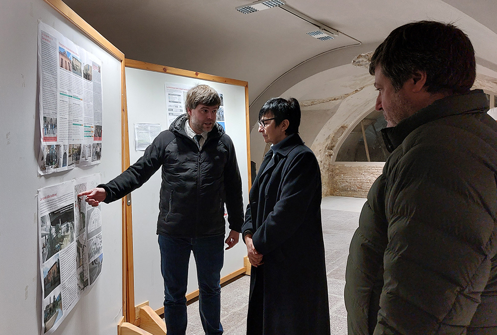 aj_centelles's tweet photo. [Nota de premsa]
La subdelegada del Govern visita Centelles.
Josefa Beltran, subdelegada del Govern d’Espanya a Barcelona, va visitar Centelles el dilluns 15 de gener. En el decurs de la visita van parlar amb l’alcalde, Josep Paré Aregall..
👉Llegir-ne més https://t.co/8IF0wvsS21 https://t.co/bhPPuiBoxR