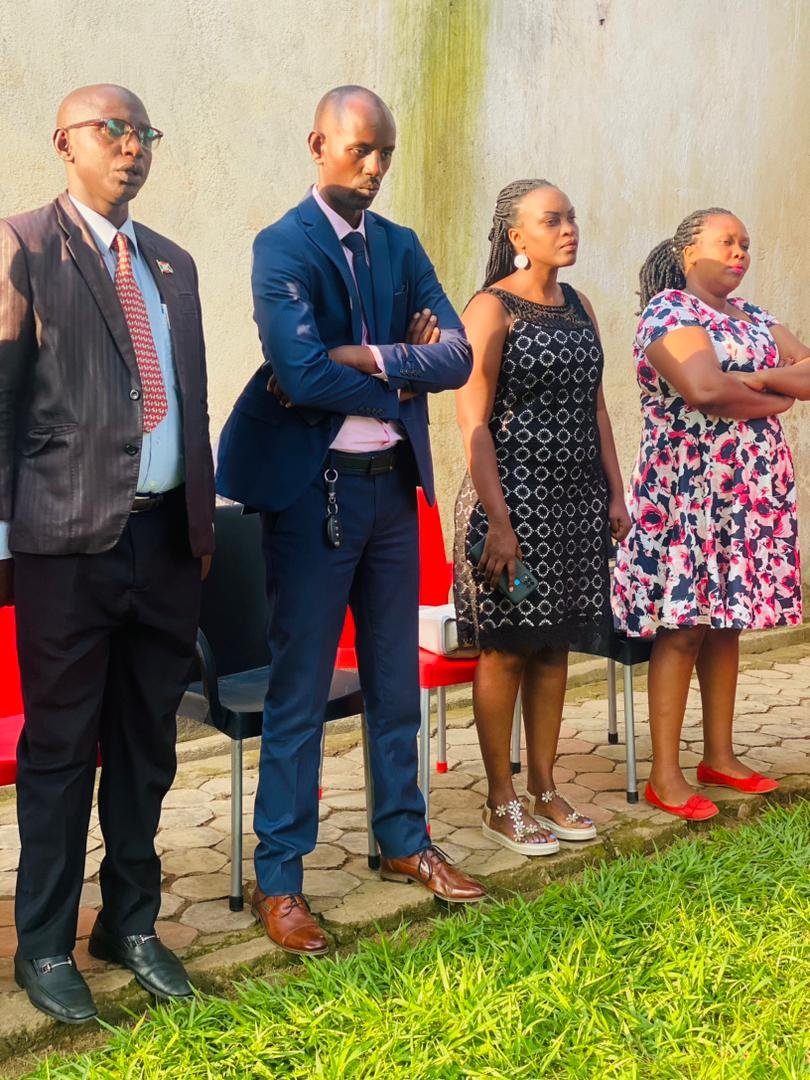AgasekeTv's tweet photo. Mu ntumbero yo kurushiriza kwigisha Abenegihugu ivyo kuziganya no kuguranana, @twikanguremf yafashe ingendo yo kwishikira ku rubuga kugira yugururire amakonte abanywanyi bashasha. Ku wa 14/01, uhereye ku muyobozi mukuru, bari bagendeye ishirahamwe ry'abakozi bo mu nzu, #CATDE https://t.co/KV8a1Ge80C