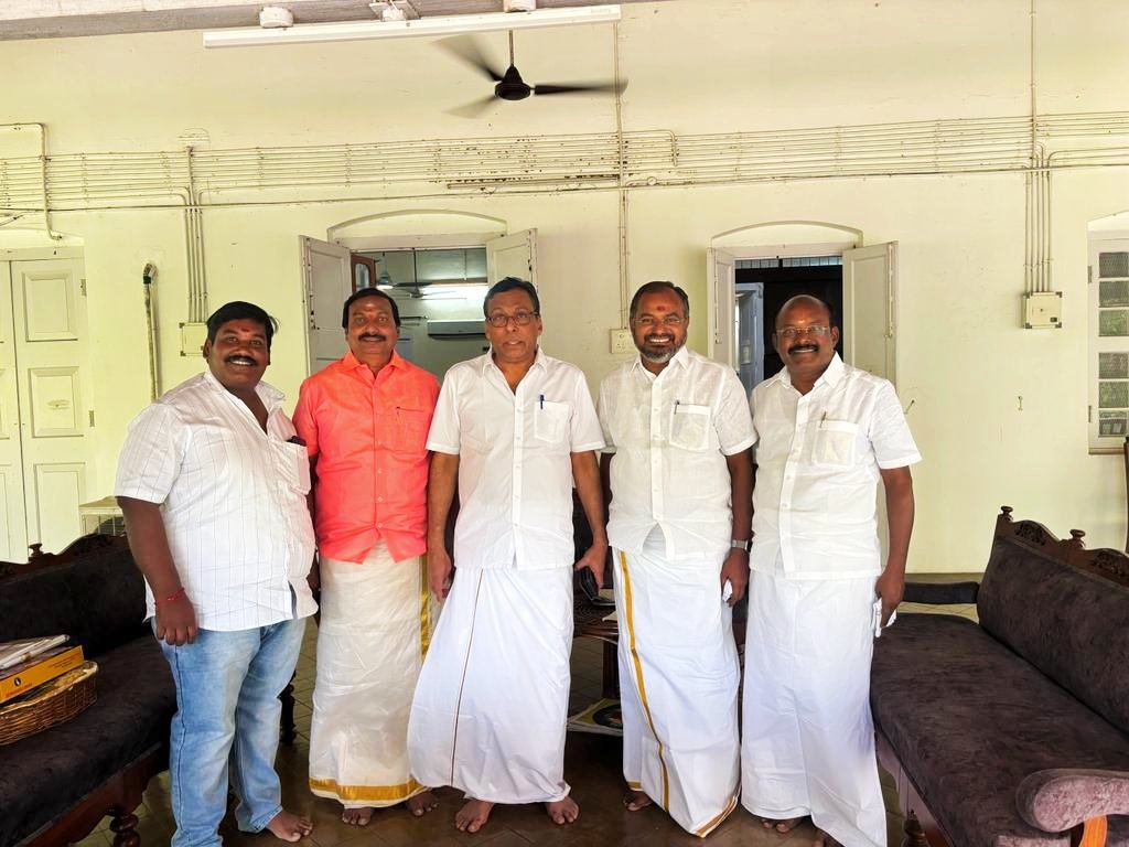ArunPMK9's tweet photo. இன்று சேலம் மாவட்ட ஆட்சித் தலைவர் 
உயர்திரு. கார்மேகம் அவர்களை சந்தித்து பொங்கல் வாழ்த்து தெரிவித்தோம்..... https://t.co/Ku1kkCos6w