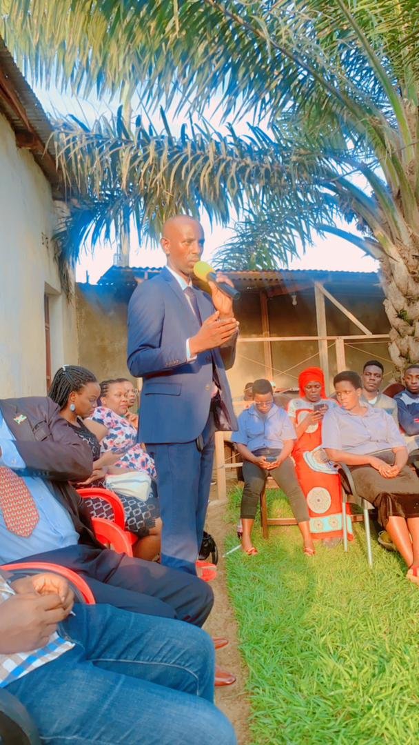 AgasekeTv's tweet photo. Mu ntumbero yo kurushiriza kwigisha Abenegihugu ivyo kuziganya no kuguranana, @twikanguremf yafashe ingendo yo kwishikira ku rubuga kugira yugururire amakonte abanywanyi bashasha. Ku wa 14/01, uhereye ku muyobozi mukuru, bari bagendeye ishirahamwe ry'abakozi bo mu nzu, #CATDE https://t.co/KV8a1Ge80C