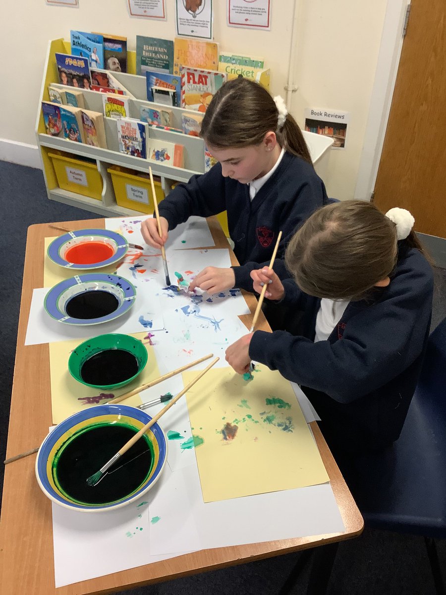 CroxbyPrimary's tweet photo. Year four swans are artists! We are learning to tie dye! #croxbymagic https://t.co/4v3HZEpEYd