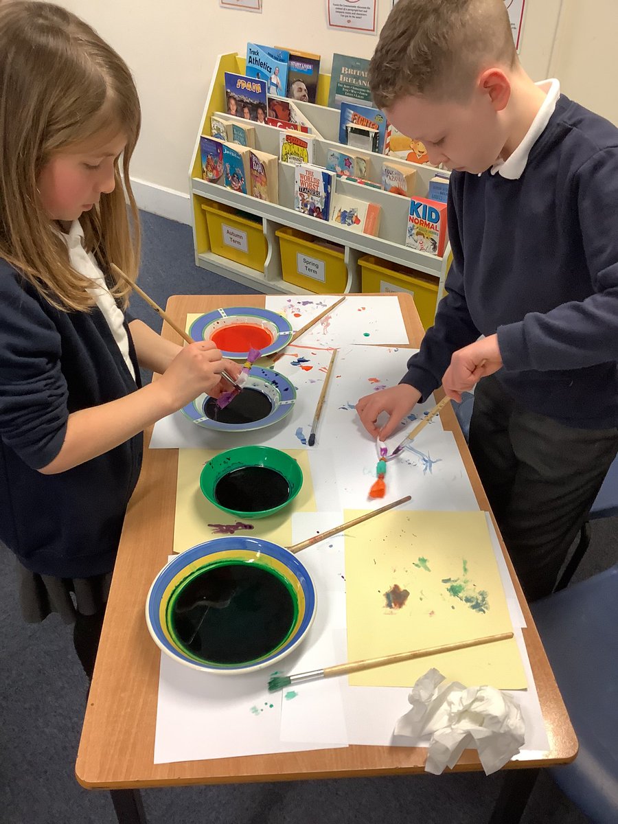 CroxbyPrimary's tweet photo. Year four swans are artists! We are learning to tie dye! #croxbymagic https://t.co/4v3HZEpEYd