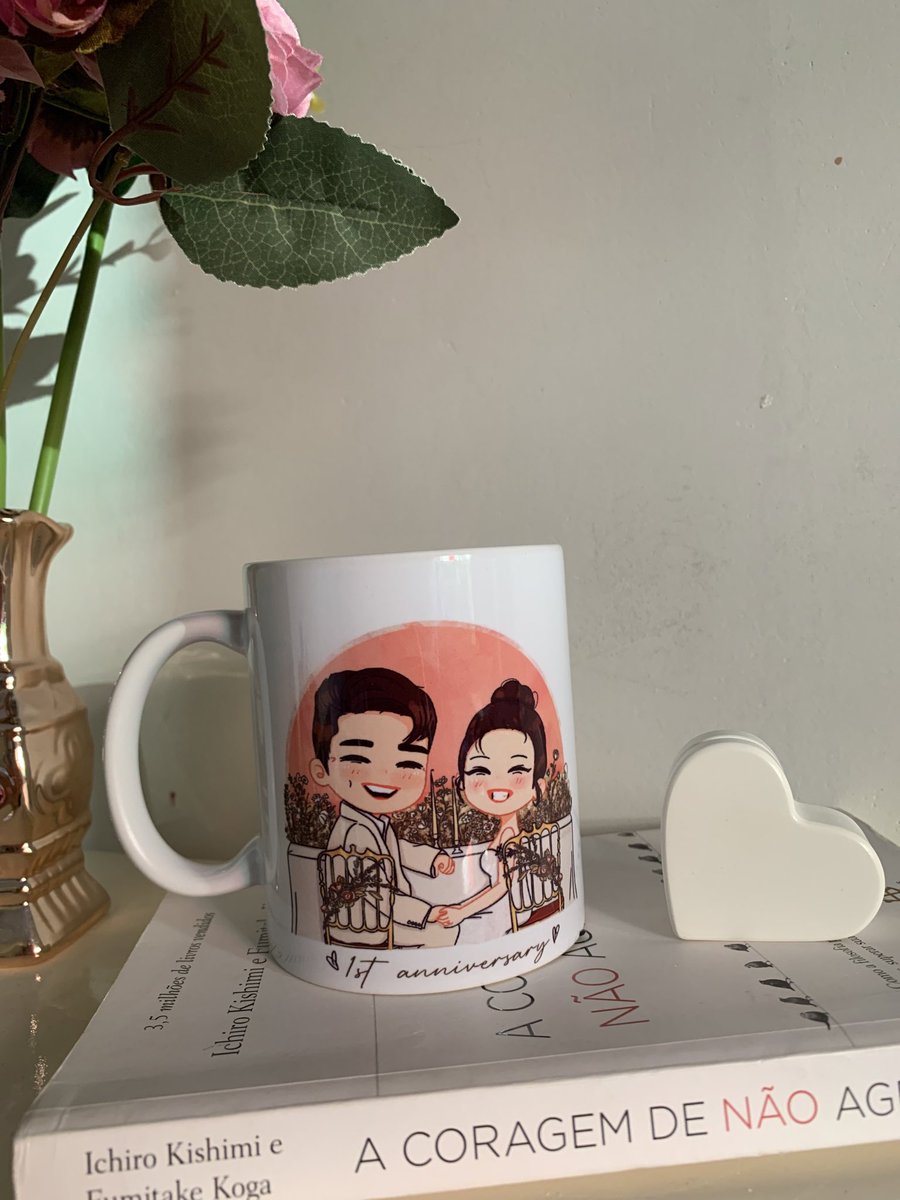 BinjinStore's tweet photo. Coisas que só Yejin é capaz de nos proporcionar: 💓💓

- Não postar nada sobre o casamento ✅
- Surpreender a todos que não esperavam nada, com uma foto inédita 01 anos depois ✅

Ela tem suas próprias regras, isso é inegável!! 

Caneca 1st 🥰

#sonyejin #binjin #hyunbin https://t.co/eb5WjzqKCZ