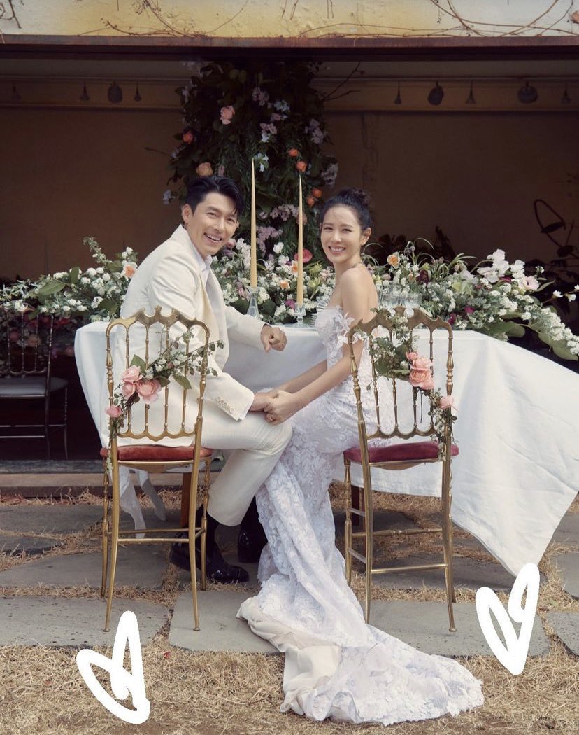 BinjinStore's tweet photo. Coisas que só Yejin é capaz de nos proporcionar: 💓💓

- Não postar nada sobre o casamento ✅
- Surpreender a todos que não esperavam nada, com uma foto inédita 01 anos depois ✅

Ela tem suas próprias regras, isso é inegável!! 

Caneca 1st 🥰

#sonyejin #binjin #hyunbin https://t.co/eb5WjzqKCZ