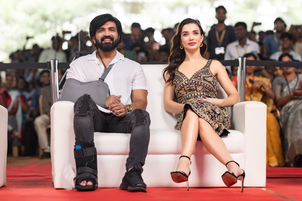 thesuryamehra's tweet photo. Thank you students of SNS Institutions for your unconditional love to our #MissionChapter1 team! 🤗❤️
@arunvijayno1 Director #Vijay #GVPrakash #AmyJackson #NimishaSajayan
#PongalWinnerMission
#MissionChapter1InCinemasNow #MissionChapter1FromJan12 https://t.co/pg5O4YhNXt