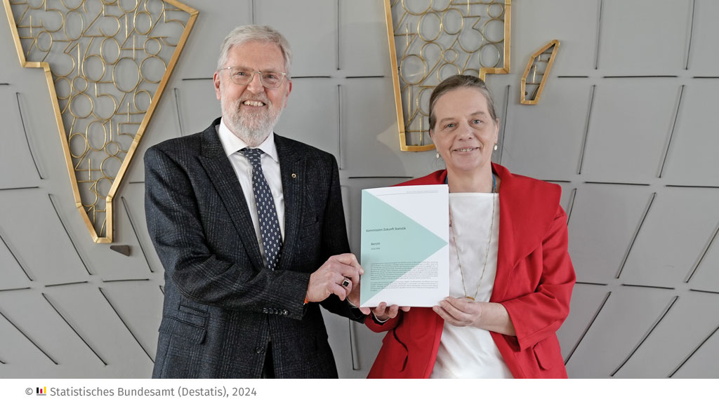 Heute hat uns die unabhängige „Kommission Zukunft Statistik“ ihren Abschlussbericht überreicht. Im Fokus stehen die statistische Programmplanung, Optimierung von Prozessen und die Rahmenbedingungen statistischer Governance. Hier die Pressemitteilung: destatis.de/DE/Presse/Pres…