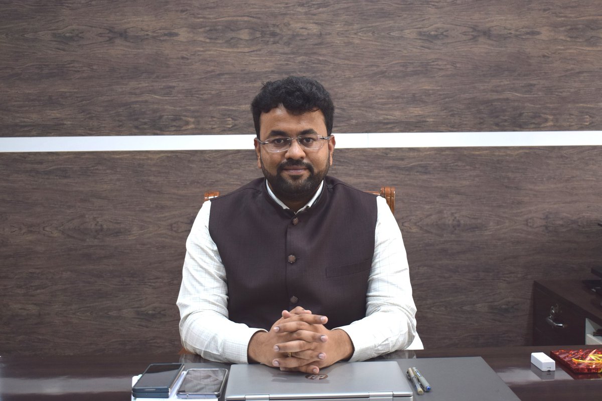 ZP_Belagavi's tweet photo. ಜನೆವರಿ 13, 2024ರಂದು ಮಾನ್ಯ ಶ್ರೀ ರಾಹುಲ ಶಿಂಧೆ    (ಭಾ.ಆ.ಸೇ) ಬೆಳಗಾವಿ ಜಿಲ್ಲಾ ಪಂಚಾಯತನ ನೂತನ ಮುಖ್ಯ ಕಾರ್ಯ ನಿರ್ವಾಹಕ ಅಧಿಕಾರಿಯಾಗಿ ಅಧಿಕಾರ ಸ್ವೀಕಾರ ಮಾಡಿದರು.

ಈ ಸಂದರ್ಭದಲ್ಲಿ ಜಿಲ್ಲಾ ಪಂಚಾಯತನ ಜಿಲ್ಲಾ ಮಟ್ಟದ ಅಧಿಕಾರಿಗಳು ಹಾಗೂ ಸಿಬ್ಬಂದಿ ವರ್ಗದವರು ಉಪಸ್ಥಿತರಿದ್ದರು. https://t.co/ZceaNGYfwY