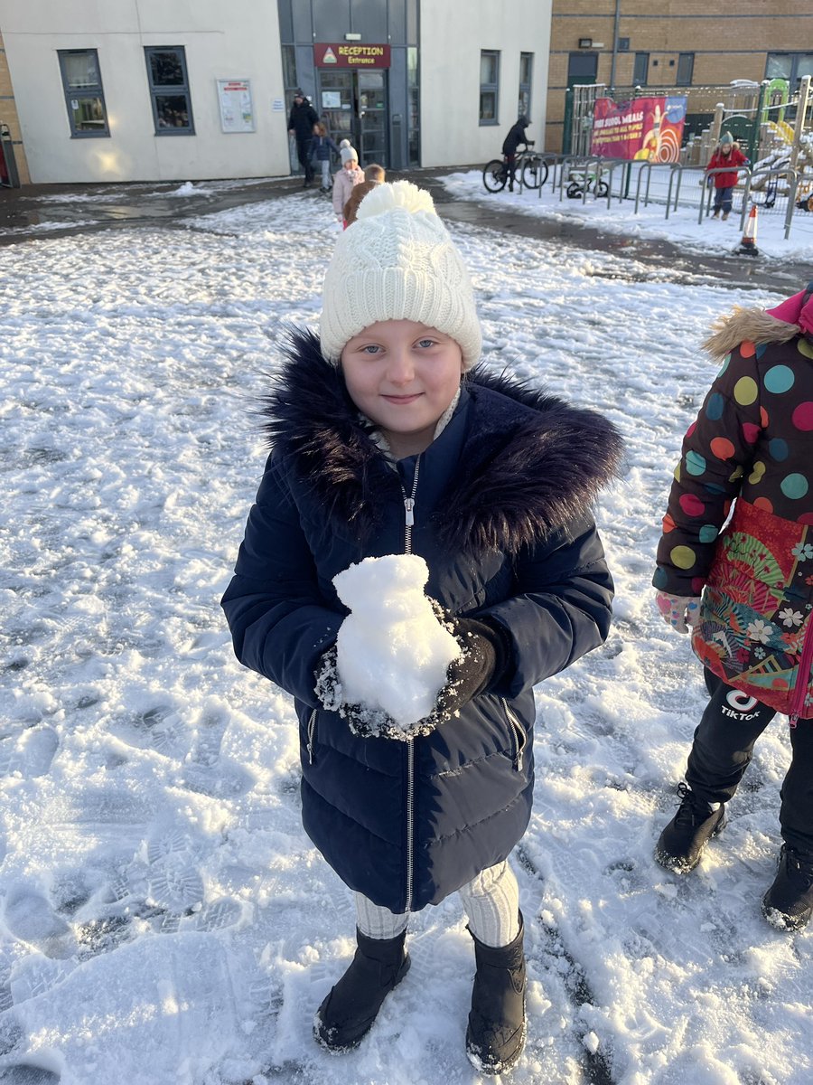 MissFlynnMLP's tweet photo. There’s snow fun like snow fun! What an amazing morning building snowmen, snow ball fights and making snow angels. @MabLanePri @MrGuyMLP #onlythebest #50thingstodo #snowday ❄️ ⛄️ https://t.co/ON3CbBLuFW