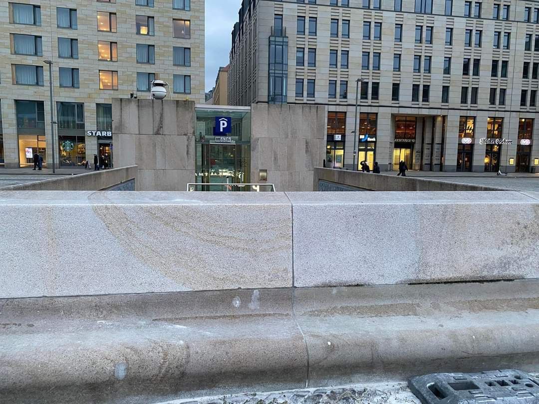 BRechercheteam's tweet photo. Die #FreieSachsen drehen halt gerade komplett am Rad wegen dieser Aktion. Das Lustigste an diesem Vorgang ist aber, mit der #Schreibmaschine? Ufo-Anwalt #JensLorek im Jahr 2024? Und die Stadtverwatlung #Dresden meint hierzu sinngemäß: "Die #Erinnerungsstätte wird umgestaltet" 1/2 https://t.co/DNhFYjoOWx