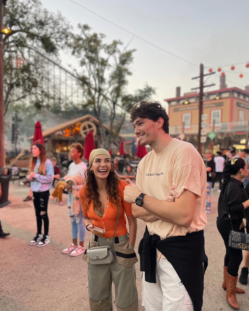 magazin_press's tweet photo. #EbruŞahin'den eşi Cedi Osman ile #tb pozları https://t.co/yPyysCBvZV