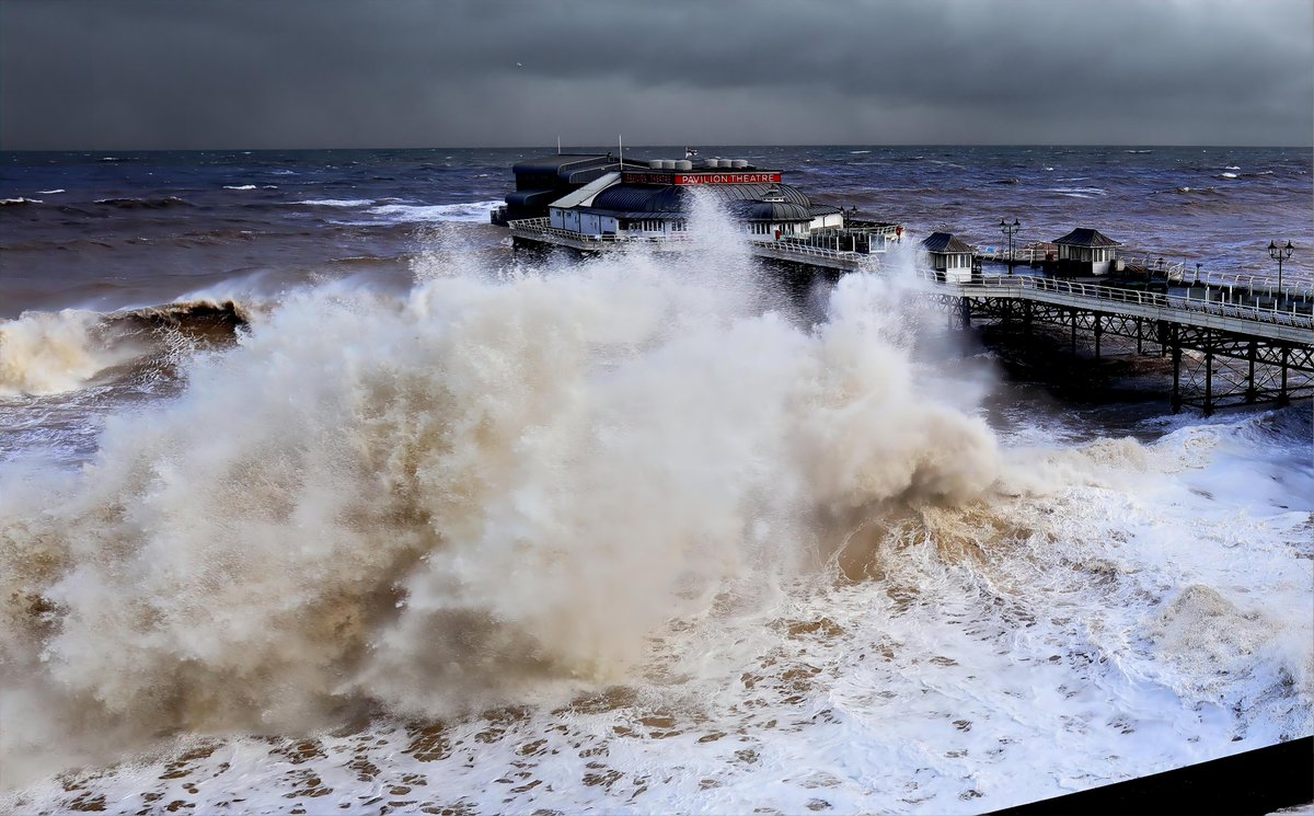 andreasyiasimi's tweet photo. Witnessed Mother Nature's awe-inspiring might as colossal waves towered over #CromerPier at high tide yesterday morning! 🌟🌊 Our world's beauty knows no bounds! 📷 #NaturePower #SpectacularScenery 🌊📸 @thecromerpier @NorthNorfolkDC @OllyDayUK  @VisitCromer https://t.co/sQc8PxLW3A