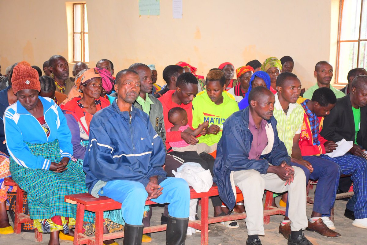 Nyamagabe's tweet photo. Umuyobozi w'Akarere @mwungeri yasuye Abaturage bo mu Kagari ka #Mujuga, mu Murenge wa #Kitabi muri gahunda yo gukomeza kuzamura ubukangurambaga mu Baturage no gukemura ibibazo byabo. 1/4 https://t.co/nleh4IR3DJ