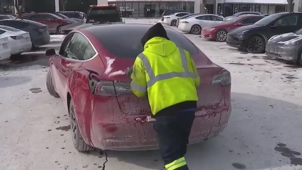 not2old2bike's tweet image. Hey @JanetMillsforME and @MaineDems  you’re gonna have a lot of unhappy voters in the Maine winters #evssuck #yousuck 
Someone pushes a Tesla at a Chicago-area vehicle charging station where many of the electric vehicles have been forced to sit amid freezing temperatures.