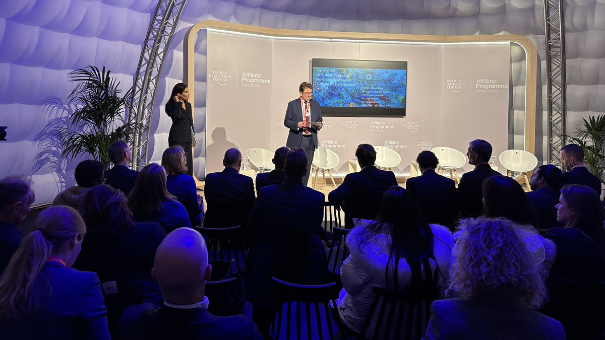 Künstliche Intelligenz (#KI) ein zentrales Thema am @wef in Davos. Bundesrat #AlbertRösti betont die Wichtigkeit, die Chancen von KI zu nutzen und dabei gleichzeitig die Grundrechte zu schützen. #AI #WEF24 ➡️ Dossier zum WEF uvek.admin.ch/uvek/de/home/u…