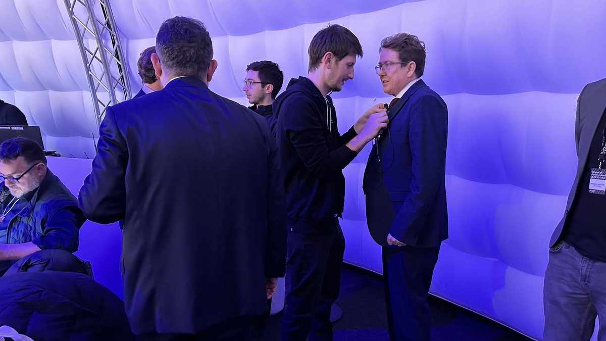 UVEK's tweet photo. Künstliche Intelligenz (#KI) ein zentrales Thema am @wef in Davos. Bundesrat #AlbertRösti betont die Wichtigkeit, die Chancen von KI zu nutzen und dabei gleichzeitig die Grundrechte zu schützen. #AI #WEF24

➡️ Dossier zum WEF https://t.co/0Ij3PaFRbn https://t.co/1vkK6tCoJO