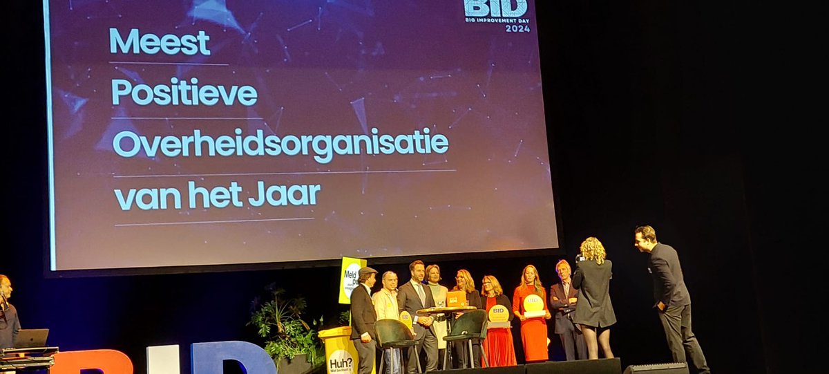 En dan meteen ook winnen hè 🥰? Van harte gefeliciteerd #TeamFiets van <a href="/MinIenW/">Ministerie van Infrastructuur en Waterstaat</a>, aanjager van de City Deal #FietsenvoorIedereen, met de #BIDaward2024 voor de Meest Positieve Overheidsorganisatie, samen met <a href="/AmsterdamNL/">Gemeente Amsterdam</a>. Uitgereikt door <a href="/hugodejonge/">Hugo de Jonge</a> van <a href="/MinBZK/">Ministerie van BZK</a>.