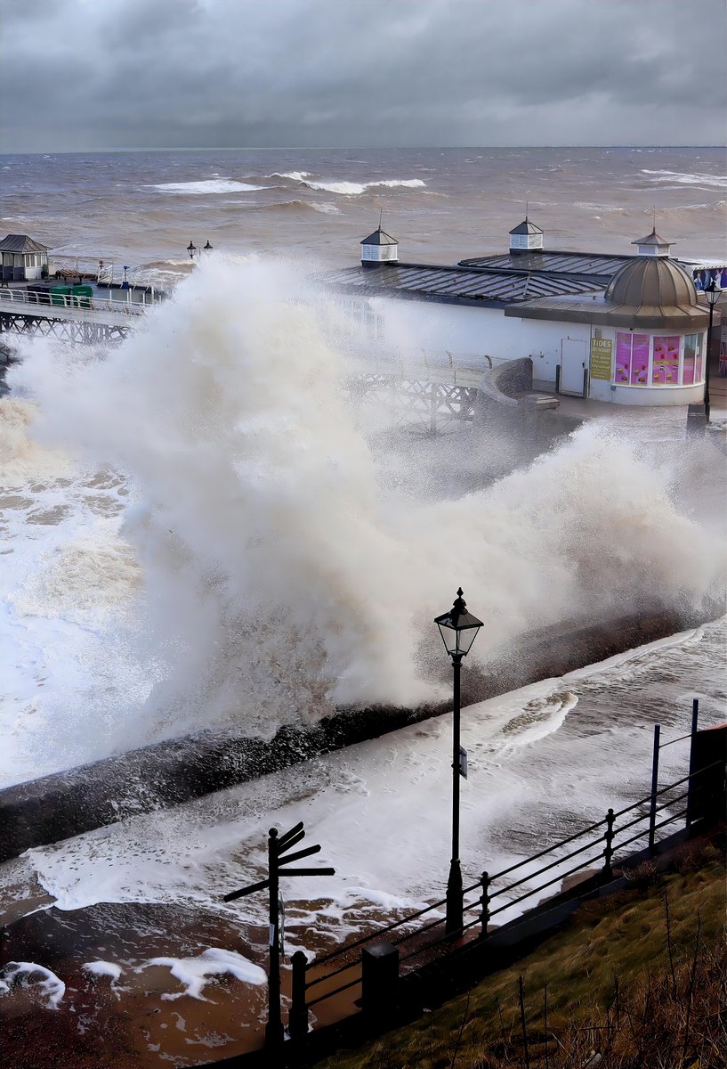 andreasyiasimi's tweet photo. Witnessed Mother Nature's awe-inspiring might as colossal waves towered over #CromerPier at high tide yesterday morning! 🌟🌊 Our world's beauty knows no bounds! 📷 #NaturePower #SpectacularScenery 🌊📸 @thecromerpier @NorthNorfolkDC @OllyDayUK  @VisitCromer https://t.co/sQc8PxLW3A