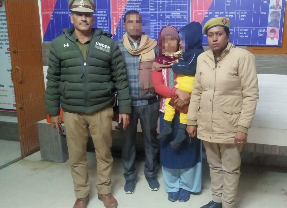 etawahpolice's tweet image. #Etawahpolice
#Goodwork
🔶परिजनों से बिछड़ी 05 वर्ष की बच्ची को इटावा पुलिस द्वारा किया गया परिजनों के सुपुर्द ।
🔶गुमशुदा बच्चों की तलाश हेतु SSP इटावा के निर्देशन में चलाए जा रहे विशेष अभियान "#Operation_Muskan" के तहत थाना वैदपुरा पुलिस द्वारा की गयी  कार्यवाही ।