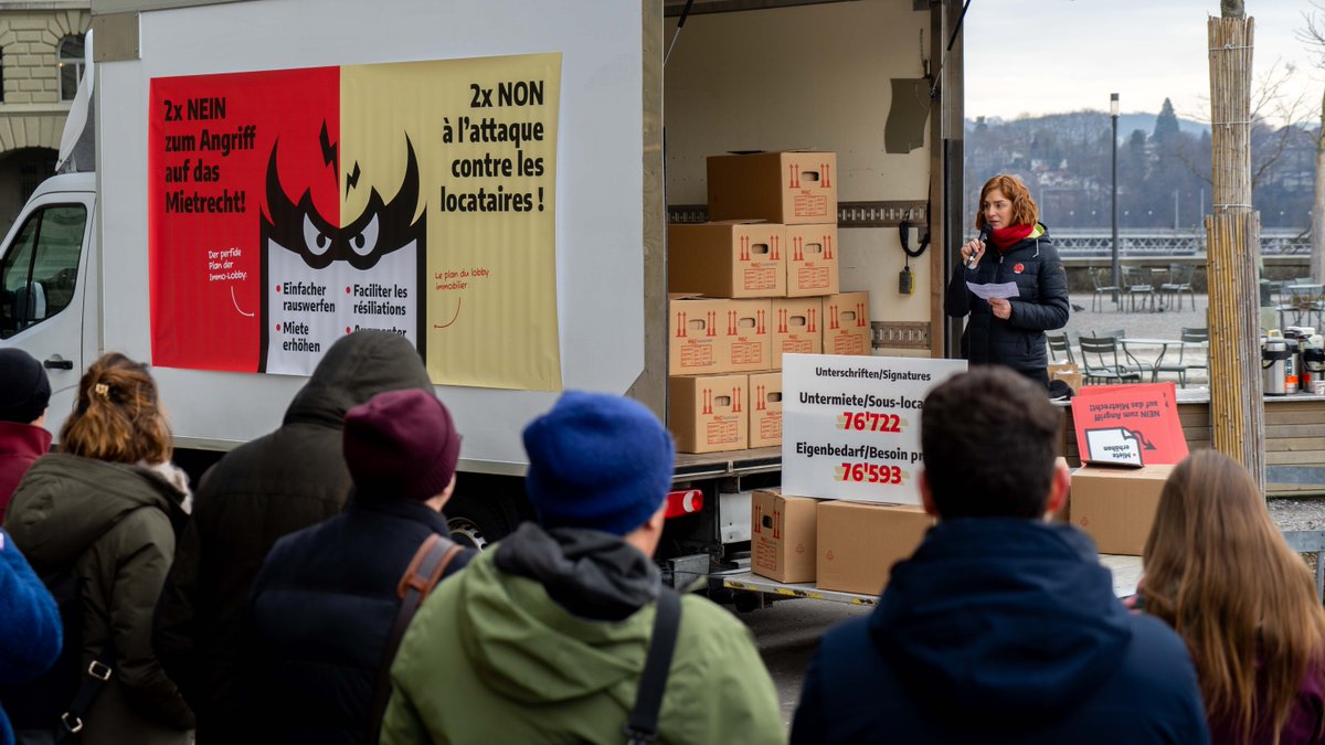 Mieterverband's tweet photo. 📦 2x75'000 Unterschriften wurden heute eingereicht, um NEIN zum Angriff auf das Mietrecht zu sagen!
Danke an die Mitglieder unserer Allianz @spschweiz @DieGrünenSchweiz @VSSUNESUSU @GewerkschaftSGB sowie an @CarloSommaruga @mtoengi @flobrenzikofer @WidmerNadege @DaRoth 💪 https://t.co/JyGs1MuYBM