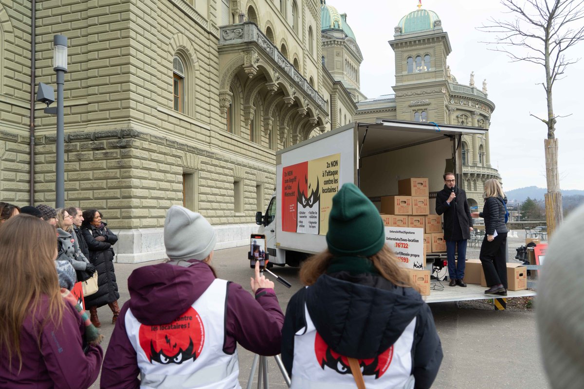 Mieterverband's tweet photo. 📦 2x75'000 Unterschriften wurden heute eingereicht, um NEIN zum Angriff auf das Mietrecht zu sagen!
Danke an die Mitglieder unserer Allianz @spschweiz @DieGrünenSchweiz @VSSUNESUSU @GewerkschaftSGB sowie an @CarloSommaruga @mtoengi @flobrenzikofer @WidmerNadege @DaRoth 💪 https://t.co/JyGs1MuYBM
