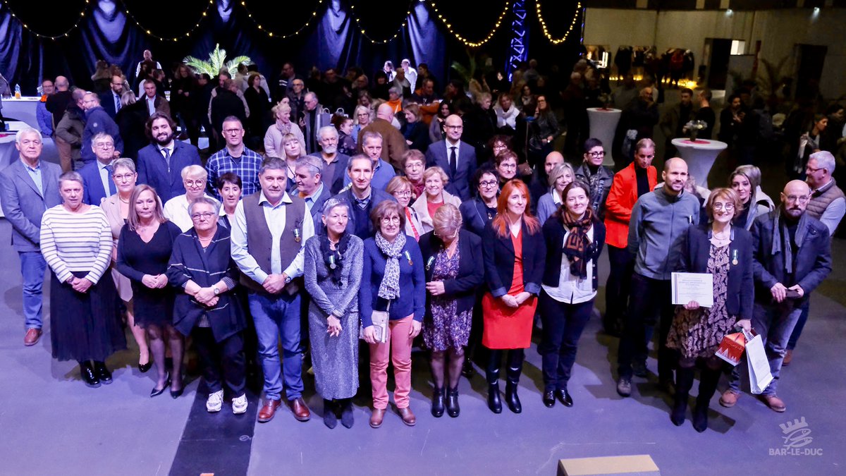 barleduc55000's tweet photo. Retour en images sur la cérémonie des vœux au personnel du vendredi 12 janvier. L'occasion pour Martine JOLY, Maire de la Ville de Bar-le-Duc et Présidente de la Communauté d'Agglomération Meuse Grand Sud de mettre à l'honneur et de récompenser les agents médaillés et retraités. https://t.co/NsIVo1IuR3
