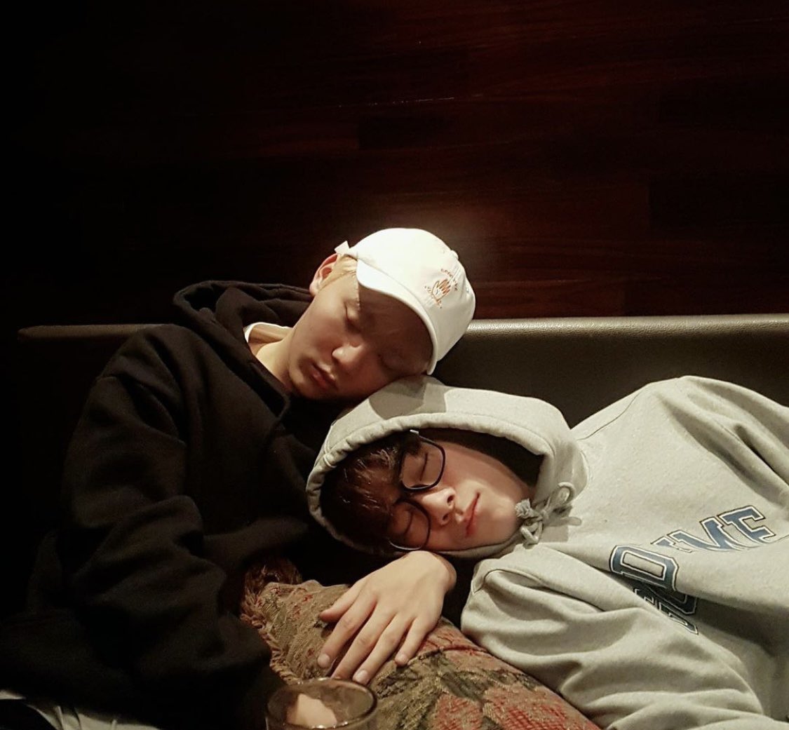 rocong_0126's tweet photo. 무대 위에서 볼 수 있는 화려한 
빈이의 모습도 물론 좋아했었지만
연예인 문빈이 아닌 그냥 
평범한 20대 중반 빈이의 모습이
가장 좋았어 편안하게 웃는 얼굴만
봐도 내가 더 행복해졌거든 
말로 다 표현하지 못할 정도로 
오늘은 너무 너무 보고싶다 빈아 https://t.co/uPjnLP8Aa0