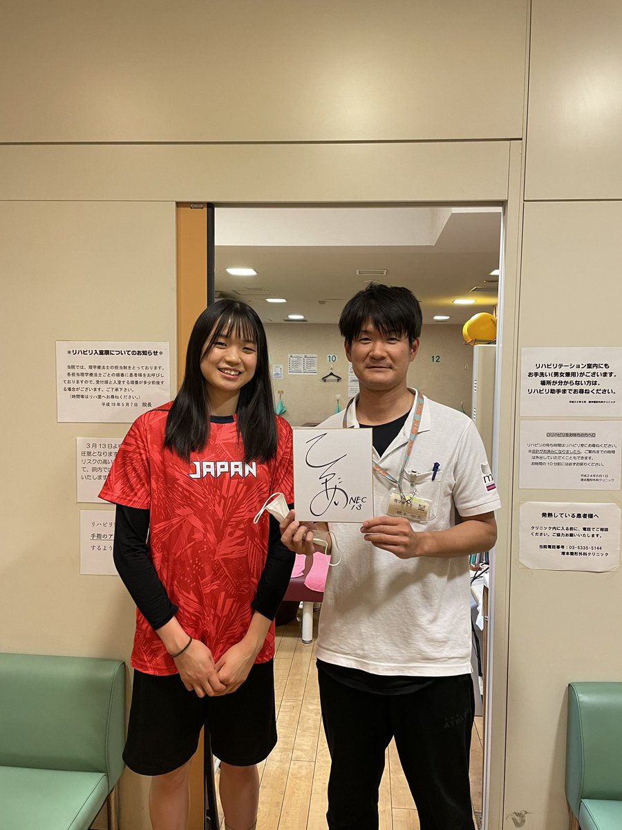 yuta_hashimo's tweet photo. 🏐NECレッドロケッツ🚀の廣田あい 選手
リーグ戦最中の忙しい中、インソール作成に来てくださいました。
これからも益々の活躍を期待して、クリニック共々応援しています🙌

#necレッドロケッツ 
#廣田あい
#増本整形外科クリニック 
#スポーツインソール 
#全てはパフォーマンスアップのために https://t.co/z0x6uJGT5E