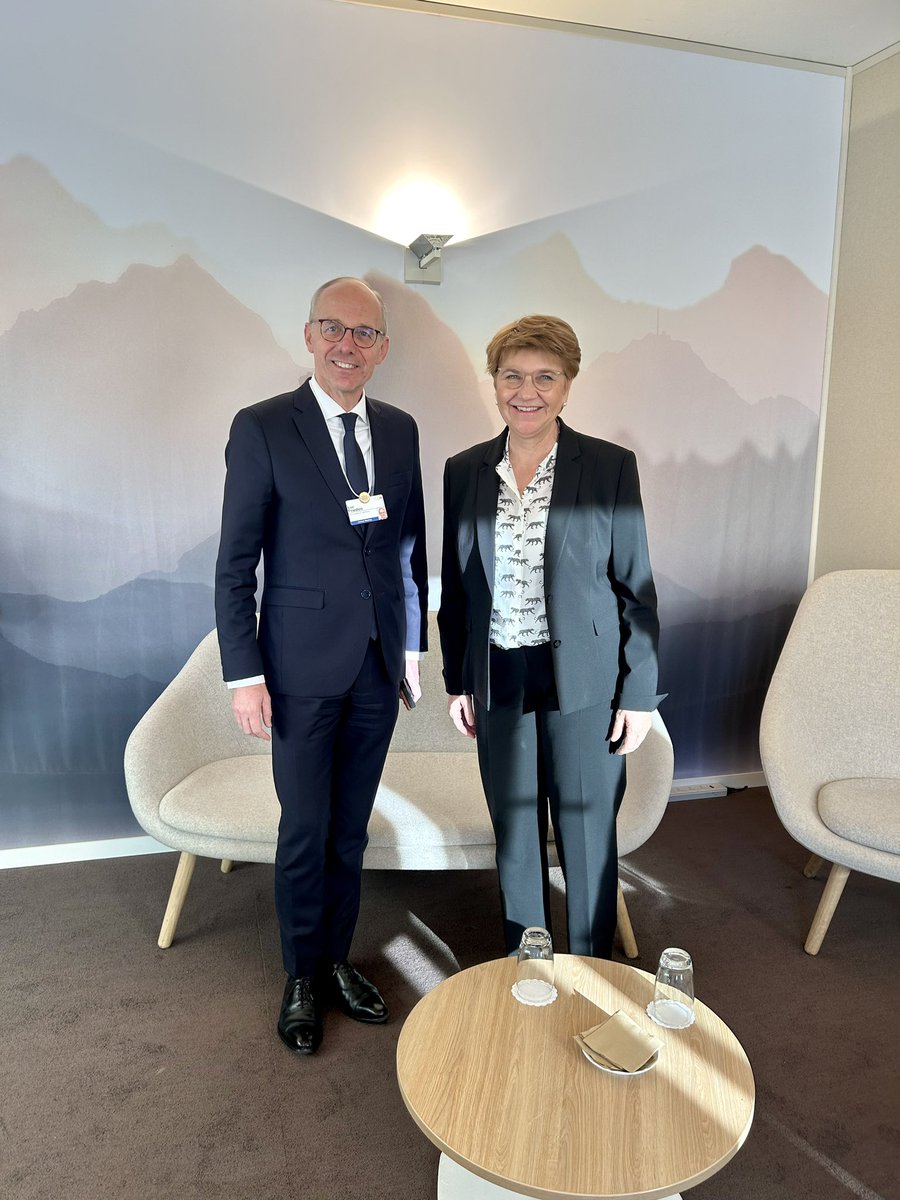 Herzlichen Dank an den Premierminister von #Luxemburg @LucFrieden für den spannenden und interessanten Austausch am @wef. 

#wef2024 #swissgovwef24