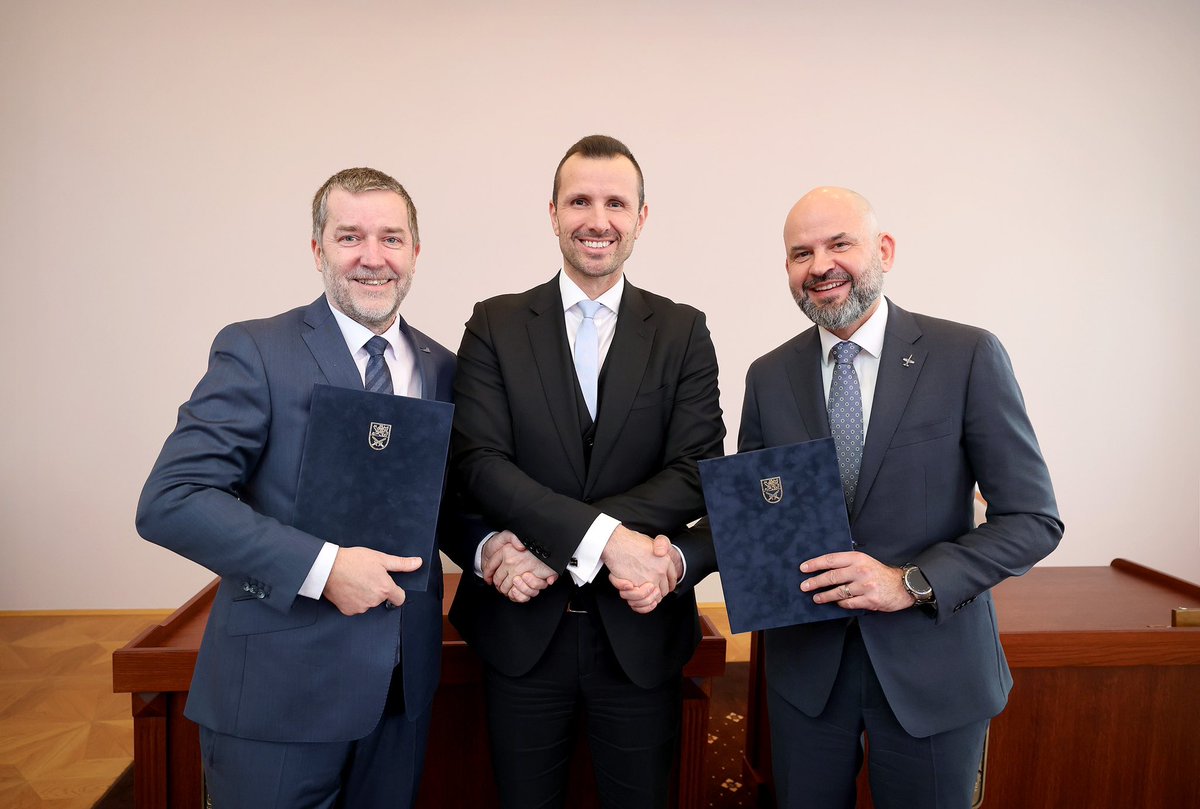 ObranaTweetuje's tweet photo. Více inovací a nové technologie! 

Náměstek ministryně obrany Daniel Blažkovec dnes se zástupci Asociace leteckého a kosmického průmyslu podepsali Dohodu o vzájemné spolupráci v oblasti obranného a bezpečnostního průmyslu se zaměřením na letecké a vesmírné technologie. https://t.co/4M11ttPKZg