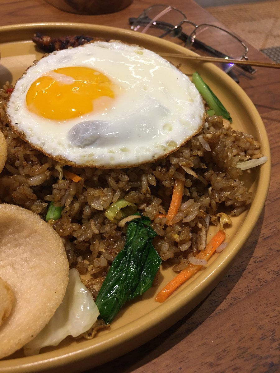 dinikopi13's tweet photo. Gimana caranya jualan nasi goreng biar ga kalah sama kompetitor?

Aku punya 🚨Radical Approach🚨
juallah produkmu ke orang yang sangat DESPERATE membutuhkannya

Gimana maksudnya? Business owner bisa save atau repost thread ini sebagai acuan https://t.co/VxWZVOJEhy