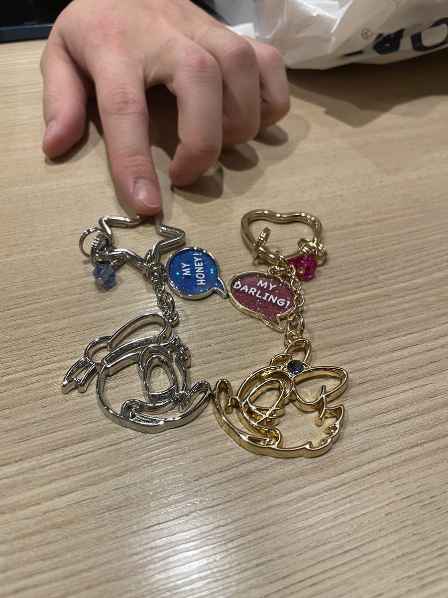 o2_pon's tweet photo. 彼女にディズニーランドのお土産貰った😆
お揃いのキーホルダーとお菓子買ってきてくれた😊
大好き過ぎる😍
さっそくバイクのキーに付けた笑 https://t.co/Qy5FoX9OTc