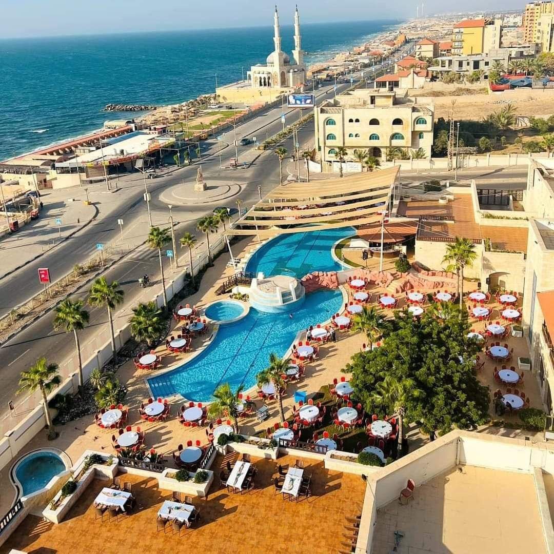 Fakten über den Gazastreifen 💡

Fakt 1️⃣: Der Gazastreifen ist kein rückständiges und überbevölkertes Gebiet, wie oft behauptet wird. Tatsächlich wirkt er wie eine moderne und gut entwickelte Stadt. Große und gut ausgestattete Häuser, breite Boulevards, öffentliche Räume,