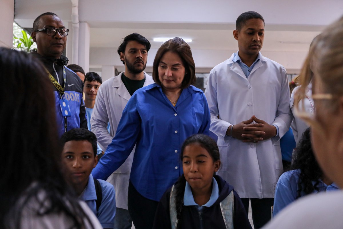 Mincyt_VE's tweet photo. #16Ene | Vicepta. sectorial de Ciencia, Tecnología, Educación y Salud, Gabriela Jiménez Ramírez, junto al viceministro de Redes de Salud Colectiva, Jesús Coitecochea, lideran 𝙅𝙤𝙧𝙣𝙖𝙙𝙖 𝙎𝙖𝙡𝙪𝙙 𝙑𝙖 𝙖 𝙡𝙖 𝙀𝙨𝙘𝙪𝙚𝙡𝙖 en la U.E.N. "José Ávalos", en El Valle.
(1/2) https://t.co/9hSqRUnvAT